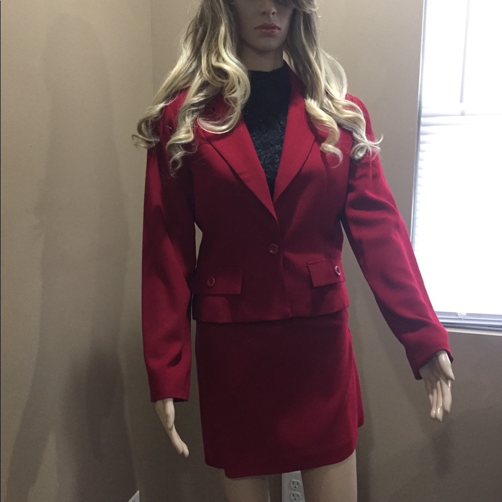 Guess suit. Jacket size6 skirt size2